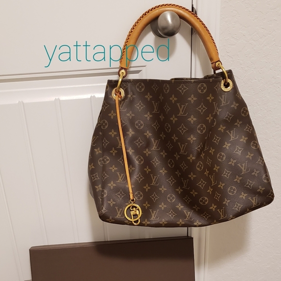 Louis Vuitton Handbags - Louis Vuitton Artsy MM M40249